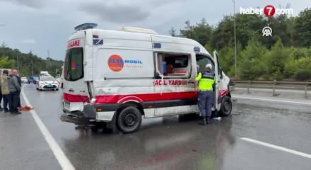 &Ccedil;ekmek&ouml;y'de devrilen ambulansın s&uuml;r&uuml;c&uuml;s&uuml; yaralandı