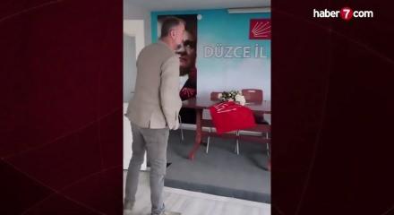 CHP D&uuml;zce İl Başkanı Kenan Akın, kilitli binanın kapısını kırarak i&ccedil;eri girdi