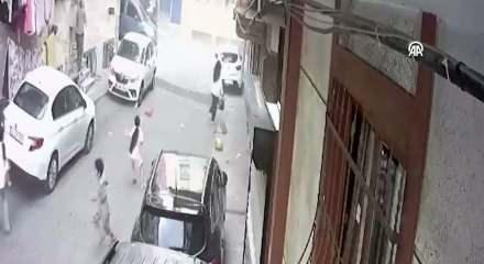 Esenler'de sokakta oynayan &ccedil;ocuklar, u&ccedil;an &ccedil;atının altında kalmaktan son anda kurtuldu