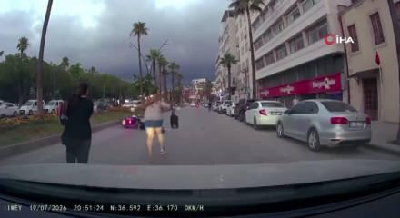 Hatay'da motosikletin, scooterli &ccedil;ocuğa &ccedil;arptığı anlar kamerada