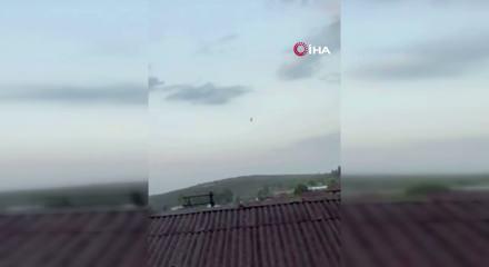 Hava aniden değişti paraş&uuml;t&ccedil;&uuml;ler zeytinliğe acil iniş yaptı: O anlar kamerada!