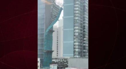 Hong Kong'da dev iskele kağıt gibi yıkıldı: O anlar kamerada