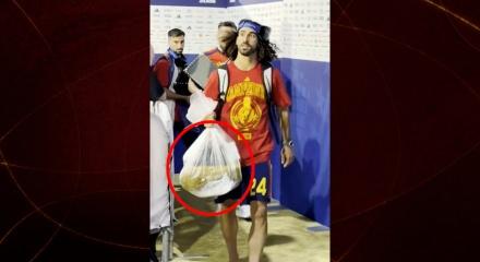 İspanyol yıldızdan olay hareket: D&uuml;nya Kupası'nı &ccedil;&ouml;p poşetine koydu!