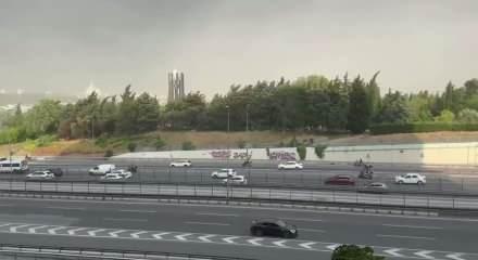 İstanbul&rsquo;da beklenen fırtına başladı: Vatandaşlar zor anlar yaşadı!