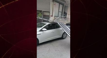 İstanbul&rsquo;da beklenen fırtına başladı: Vatandaşlar zor anlar yaşadı!