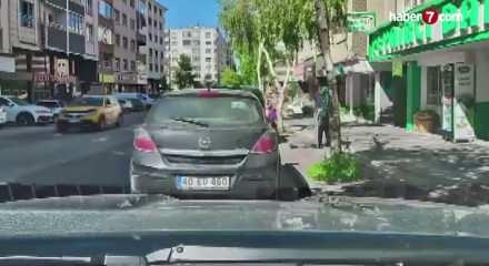 Kafasına 7'nci kattan halı d&uuml;şt&uuml;! O anlar kamerada