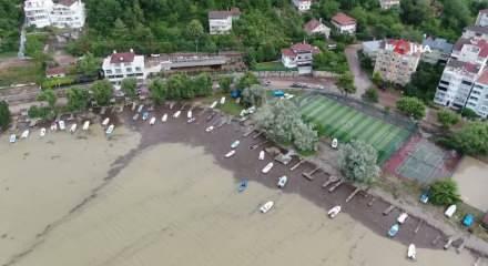 Kastamonu'da selin s&uuml;r&uuml;klediği odunlar denizi kapladı