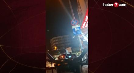 Konya'da motosikletliye saldıran otomobil s&uuml;r&uuml;c&uuml;s&uuml;ne para cezası kesilirken aracı trafikten men edildi