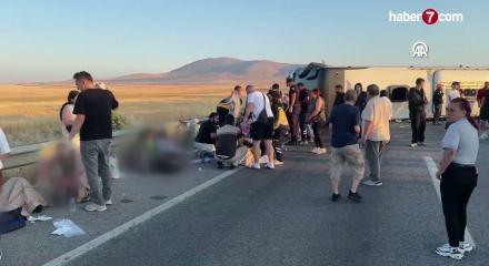 K&uuml;tahya'da yolcu otob&uuml;s&uuml; bariyerlere &ccedil;arpıp devrildi! 31 kişi yaralı
