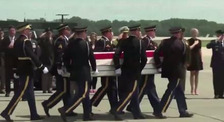 Trump &ouml;len ABD askerlerinin cenazelerini karşıladı