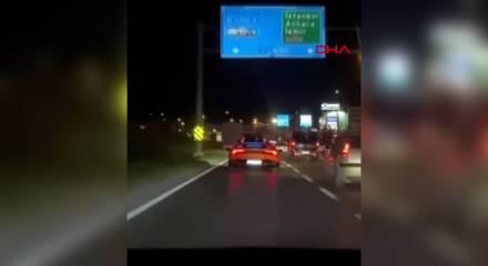 L&uuml;ks otomobilin trafikteki tehlike şovu kazayla bitti: O anlar kamerada!