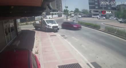 Manevra yaptı ama kurtaramadı! Motosikletli kadın b&ouml;yle savruldu