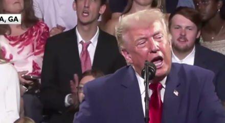Trump konuşurken arkadan taklidini yaptı