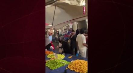 İstanbul fırtınası esnafı u&ccedil;urdu: &Ccedil;adırla birlikte havalandı