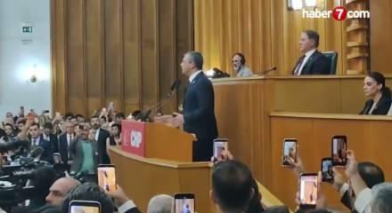 &Ouml;zg&uuml;r &Ouml;zel'den veda konuşması: 'Vakti gelmiş bir vedanın h&uuml;zn&uuml;n&uuml; taşıyarak &ccedil;ıktım'