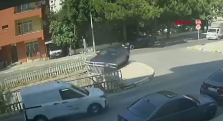 Pendik'te otomobil dereye d&uuml;şt&uuml;; kaza kamerada