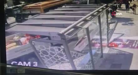 Silivri'de kamyonet durağa daldı: 1 kadın yaralandı