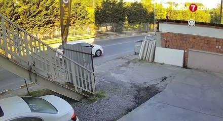 Sultanbeyli'de motosiklet ile hafif ticari aracın &ccedil;arpıştığı kaza kamerada
