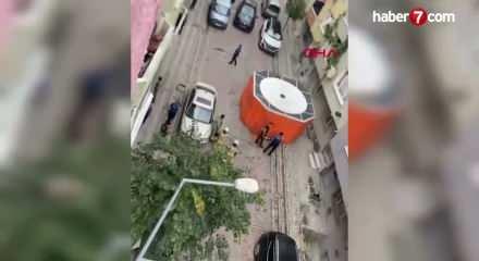 Sultangazi'de bı&ccedil;aklı rehine dehşeti: Rehin aldığı ailesini &ouml;zel harekat kurtardı