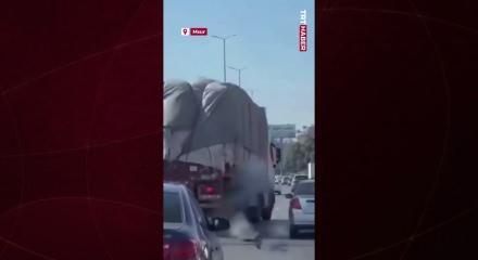 Kamyon şof&ouml;r&uuml;nden akılalmaz hamle: Lastiği patlayan aracı devrilmekten b&ouml;yle kurtardı