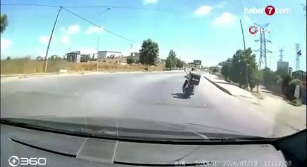 Trafikte telefonla oynayan motosikletliyi uyarınca olanlar oldu! Tornavidayla saldırdı
