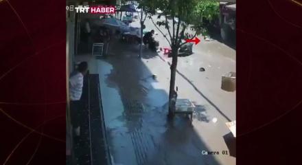 Balık havuzu patladı sokak g&ouml;le d&ouml;nd&uuml;: Minik &ccedil;ocuk akıntıya b&ouml;yle kapıldı!