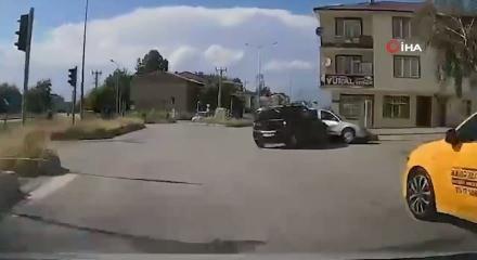 Trafik kazası anbean ara&ccedil; kamerasında