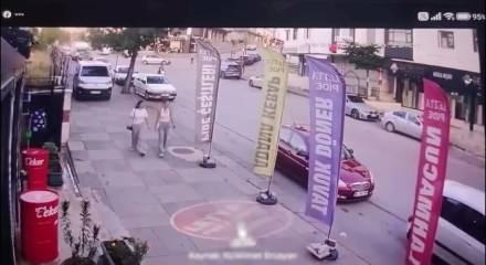 16 yaşındaki kızlara laf atanları uyardı, tekme tokat d&ouml;v&uuml;ld&uuml;!