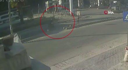 Antakya'da iki motosiklet &ccedil;arpıştı: 1 kişinin &ouml;ld&uuml;ğ&uuml; feci kaza kamerada