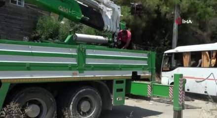 Antalya'da yolcu indirmek i&ccedil;in duran midib&uuml;se tır arkadan &ccedil;arptı: 11 yaralı