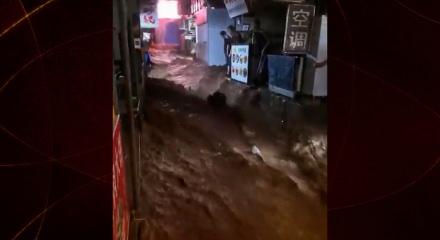 &Ccedil;in'de ani sel felaketi: A&ccedil;ık hava pazarı sular altında kaldı!
