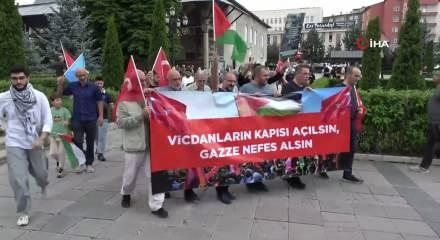  Erzurum'da sağlık&ccedil;ılar 142. kez Gazze i&ccedil;in y&uuml;r&uuml;d&uuml;