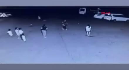 G&uuml;c&uuml; 11 yaşındaki &ccedil;ocuğa yetti! Tekme tokat d&ouml;vd&uuml;ğ&uuml; anlar saniye saniye kamerada.