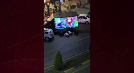 Trabzonspor taraftarları dev ekrandaki Salah videosunun &ouml;n&uuml;nde secde etti