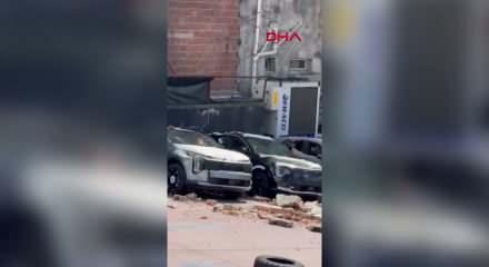 Kağıthane'de duvar &ccedil;&ouml;kt&uuml;: 12 sıfır ara&ccedil; hasar g&ouml;rd&uuml;