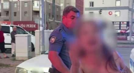 Kayseri&rsquo;de alkoll&uuml; aday s&uuml;r&uuml;c&uuml; ekiplere zor anlar yaşattı, otomobilin &ccedil;ekileceğini anlayınca direndi