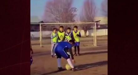 K&uuml;&ccedil;&uuml;k futbolcuların zeka dolu organizasyonu viral oldu