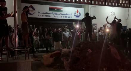  Libya'nın başkenti Trablus&rsquo;ta elektrik kesintilerine y&ouml;nelik protestolar s&uuml;r&uuml;yor