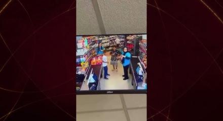 Markette kan donduran anlar: G&ouml;z&uuml; d&ouml;nm&uuml;ş cani &ccedil;ocuğu defalarca yere fırlattı