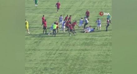 Mersin'deki futbol ma&ccedil;ında saha karıştı: Tekme tokat birbirlerine girdiler