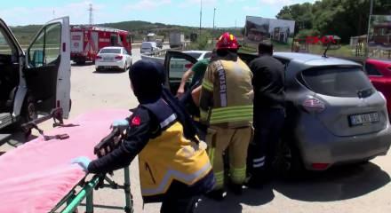 Pendik'te iki otomobil &ccedil;arpıştı: 1'i &ccedil;ocuk 2 yaralı