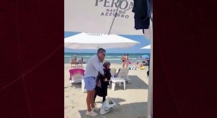 Plajda yaşlı teyzenin bastonuyla g&ouml;revliyi kovaladığı anlar g&uuml;ndem oldu