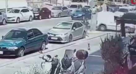Sağ şeritten sola ani d&ouml;n&uuml;ş kazaya yol a&ccedil;tı: 2 polis memuru yaralandı