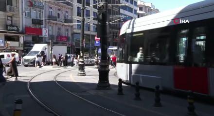 Sirkeci&rsquo;de tramvay yayaya b&ouml;yle &ccedil;arptı! Esnaf "hızlı gidiyorlar" diyerek isyan etti