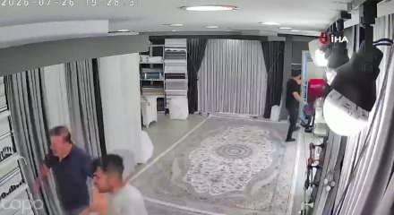 Sokaktaki kavga perdecide devam etti o anlar kameralara yansıdı...