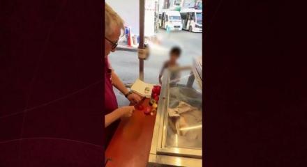Sosyal medyada g&uuml;ndem olan lahmacuncu tezg&acirc;hı kaldırıldı