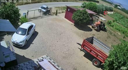 Kontrolden &ccedil;ıkan otomobil takla atarak durabildi