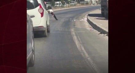 Para dolu &ccedil;uval patlayınca trafikte ilgin&ccedil; anlar ortaya &ccedil;ıktı