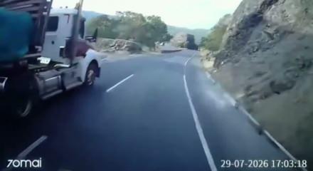 Kolombiya'da freni patlayan tırı kendi aracıyla durduran şof&ouml;r faciayı &ouml;nledi