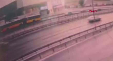 3 kişi hayatını kaybetmişti: K&uuml;&ccedil;&uuml;k&ccedil;ekmece'deki feci kaza kamerada!